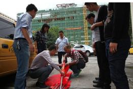 富陽供電公司黨員服務(wù)隊(duì)赴蒼南支援臺風(fēng)后電網(wǎng)搶修