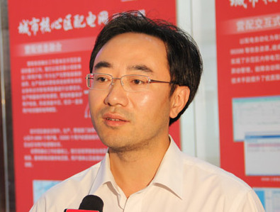 天津城南供電分公司運(yùn)維檢修部副主任周仁接受人民網(wǎng)天津視窗采訪。(攝影:崔新耀)