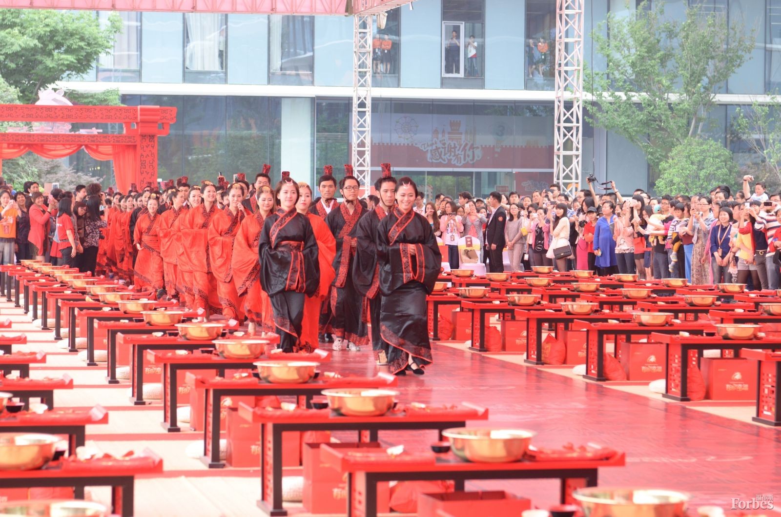 5月9日，阿里巴巴在杭州為102對(duì)新人舉行了集體婚禮，其中大部分為該公司員工。