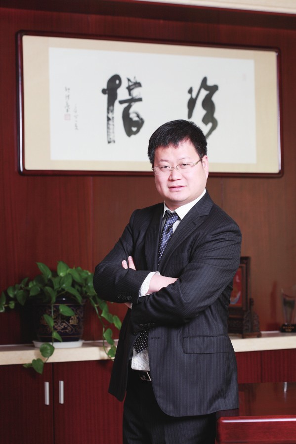 9年前，鄒承慧站在江陰華士鎮(zhèn)華西村的一間荒廢車間門口，帶著13名員工，前途充滿未知。9年后，鄒承慧率領(lǐng)下的愛康資產(chǎn)已超百億，創(chuàng)造了一系列的全國(guó)乃至世界之最—太陽能鋁邊框產(chǎn)品占全球市場(chǎng)份額20%，居世界第一，光伏安裝支架系統(tǒng)產(chǎn)品占全國(guó)市場(chǎng)份額15%，居全國(guó)行業(yè)第一。光伏發(fā)電規(guī)模居全國(guó)非公有制企業(yè)發(fā)電前列。