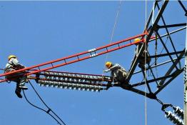 高空帶電更換瓷質絕緣子 保障主電網(wǎng)穩(wěn)定運行