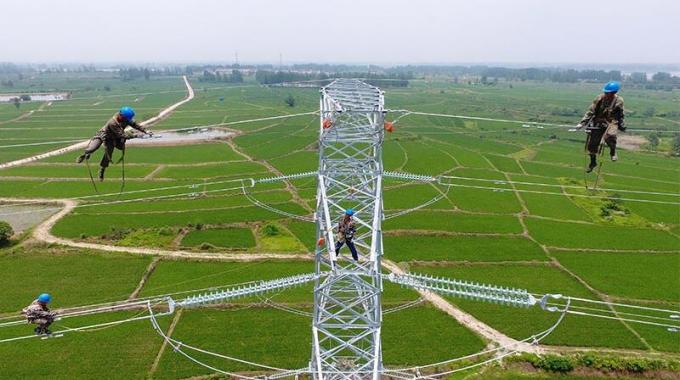 高空架設(shè)電力“大動(dòng)脈”確保秋糧豐產(chǎn)豐收