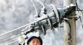 《情暖大山》四川達州供電公司員工在大山深處除冰保電。（何健 攝）