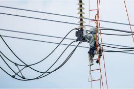 等電位帶電作業(yè) 消除500千伏輸電線(xiàn)路缺陷