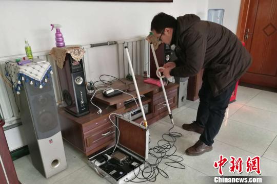 國家電網技術人員在在河北省淶水縣南郭下村的分布式光伏扶貧電站研發(fā)5G技術傳輸。　趙明 攝