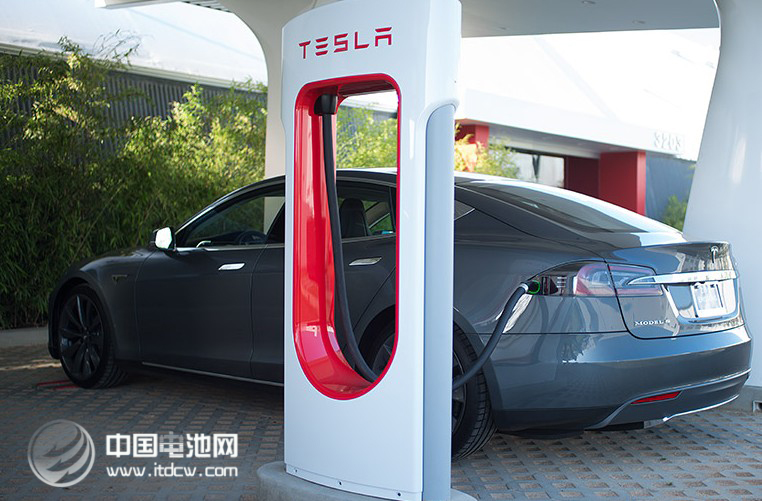 三車連撞特斯拉Model X車主喪生 鈷酸鋰電池技術(shù)激進穩(wěn)定性遭質(zhì)疑