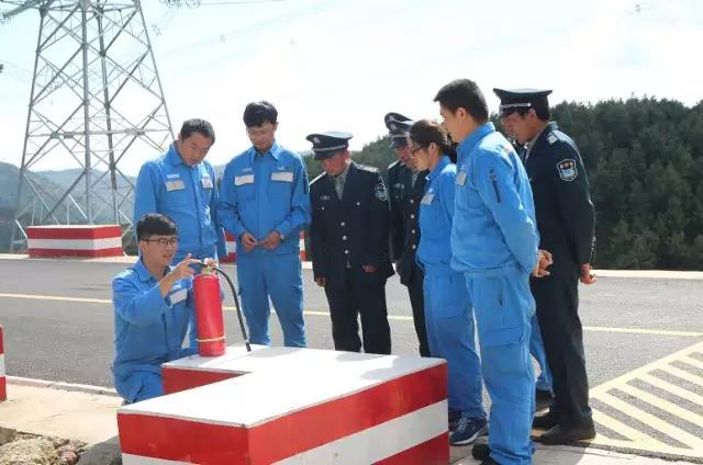 聽(tīng)說(shuō)最近輸電線路和鐵塔“火”啦！