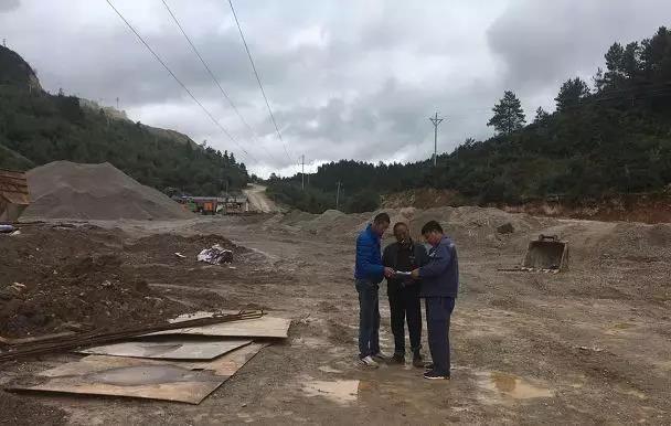聽(tīng)說(shuō)最近輸電線路和鐵塔“火”啦！