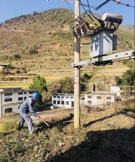 聽(tīng)說(shuō)最近輸電線路和鐵塔“火”啦！