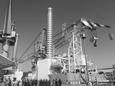 福建省首制海上風(fēng)電一體化移動(dòng)作業(yè)平臺(tái)在廈門(mén)出塢