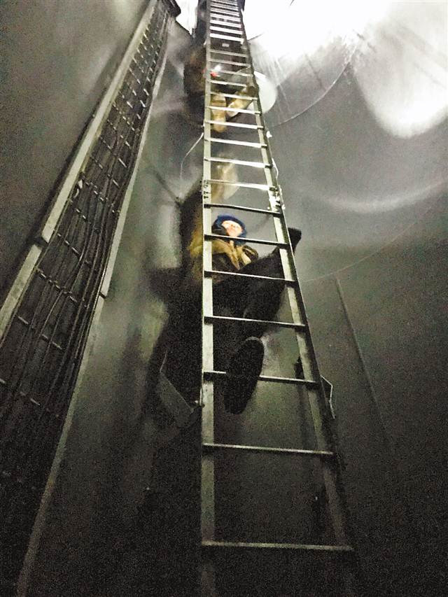 風雨交加的夜晚 我跟蔣教授爬上34米高的風力發(fā)電機