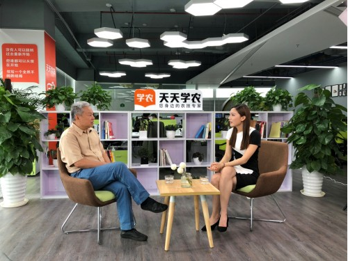 響應(yīng)總理號(hào)召，天天學(xué)農(nóng)用手機(jī)“新農(nóng)具”助力鄉(xiāng)村振興