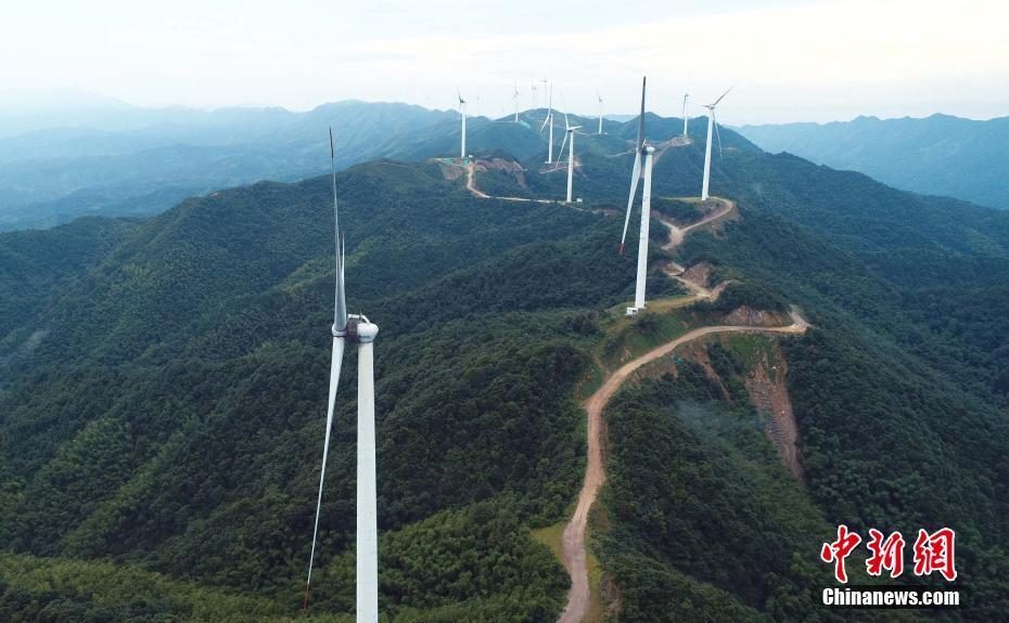航拍江西泰和高山風(fēng)電項(xiàng)目 風(fēng)機(jī)矗立山脈如巨型"風(fēng)車(chē)"