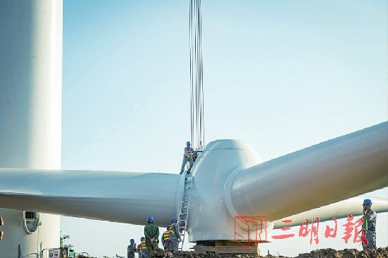 福建三明首個風(fēng)電項目雞公崠風(fēng)電完成首臺風(fēng)機吊裝
