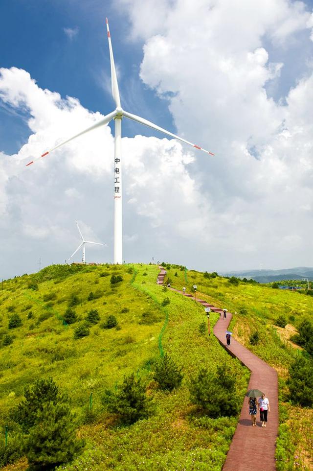 風(fēng)光絕美搭配 ！無人機與風(fēng)力發(fā)電機“試比高”