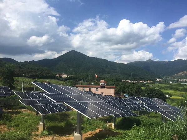 逆勢(shì)上市漲停 這兩家光伏企業(yè)有何秘訣？