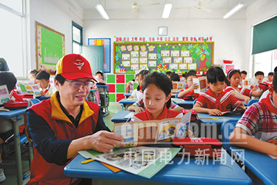 近日，浙江富陽供電公司紅船共產(chǎn)黨員服務(wù)隊走進(jìn)校園，隊員們用自制的用電教具，簡單易懂地向孩子們介紹電力常識和安全用電方法，增強(qiáng)孩子們的自我保護(hù)意識。
