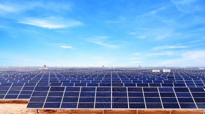 非洲最大光伏項目★  阿爾及利亞光伏電站★  1月18日，阿爾及利亞233兆瓦光伏電站項目最后一個電站——巴特納站成功并網(wǎng)發(fā)電。至此，該國首個大規(guī)模光伏電站全部并網(wǎng)發(fā)電。