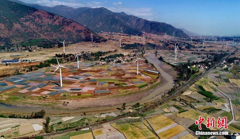 4月8日，四川德昌縣安寧河峽谷200余座風(fēng)電，與成昆鐵路、京昆高速公路、田園和大山相融，成為一道靚麗的風(fēng)景。