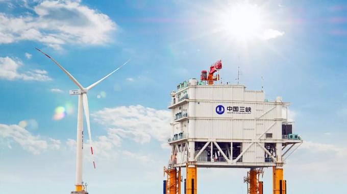 目前，即使是建設(shè)中的距岸45千米的江蘇大豐海上風電場，仍然計劃使用連接簡單、成本較低的高壓交流電向陸上供電。但隨著大規(guī)模深遠海風電的開發(fā)，交流輸電便會受到輸送距離的限制，直流輸電將成為海上風電遠距離送出的發(fā)展方向，特別是可自動調(diào)整電壓、頻率、功率的柔性高壓直流（VSC-HVDC）將具備經(jīng)濟優(yōu)勢。