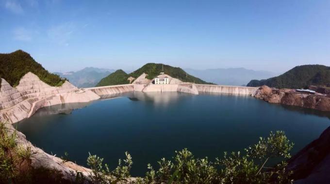 浙江仙居抽水蓄能電站（建成）  仙居抽水蓄能電站位于浙江仙居縣，極大節(jié)省了系統(tǒng)電源建設(shè)投資，據(jù)2015年水平系統(tǒng)運(yùn)行模擬計(jì)算，電站使系統(tǒng)火電綜合調(diào)峰幅度降低2.44%，節(jié)約系統(tǒng)標(biāo)準(zhǔn)煤耗15.48萬(wàn)噸。