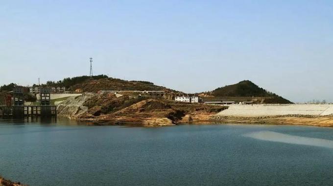 湖北白蓮河抽水蓄能電站（建成）  湖北白蓮河抽水蓄能電站位于黃岡市羅田縣，它擔(dān)負(fù)著調(diào)峰、填谷、調(diào)頻、調(diào)相和事故備用等任務(wù)，對(duì)湖北乃至華中電網(wǎng)安全、經(jīng)濟(jì)、穩(wěn)定有巨大作用。