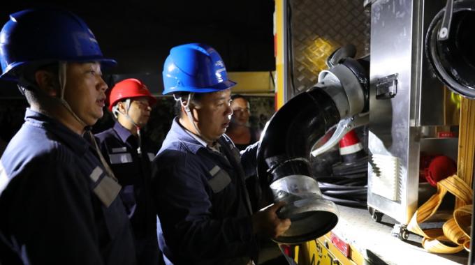 電力應(yīng)急排澇車兼具發(fā)電和排澇的功能，不需依賴外接電源，在應(yīng)急搶修過程中使用十分方便。只要將一端的水管插入積水，另一端接入河道，啟動電機(jī)便可迅速排水。這臺大功率排澇車的特點是吸力大、吸程高，最大吸水深度可達(dá)20左右，每分鐘的抽水量大1000升，若水深在10米以內(nèi)，每分鐘的吸水量可到1800升至2000升。