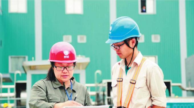  　　堅守者：陳文強  　　堅守崗位：直流檢修員  　　堅守年限：5年  　　國慶假期將近，浙江電力檢修公司的陳文強站在±800千伏紹興換流站換流變廣場。這里正在進行2018年年度檢修。