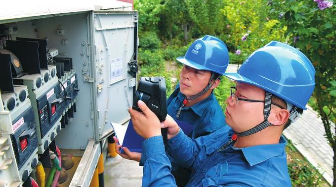  　　堅守者：王海林、張鑫  　　堅守崗位：營業(yè)配電員  　　堅守年限：7年  　　國慶來臨，山東淄博供電公司石橋供電所的王海林和張鑫像往常一樣，整理巡線用的裝備，戴好安全帽、掛上望遠鏡，一天的設備巡視工作就這樣開始了。