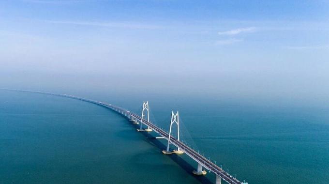 它的建成通車，使得香港到珠海、澳門的車程從原來(lái)的3小時(shí)縮短到了45分鐘，珠港澳地區(qū)終于也實(shí)現(xiàn)了“一小時(shí)生活圈”。