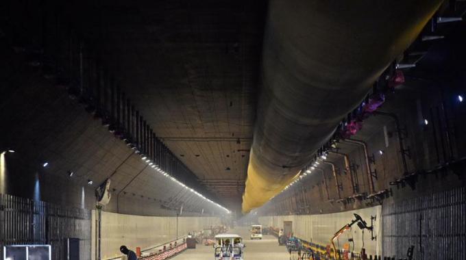  廣東電網(wǎng)公司承擔(dān)著對(duì)人工島及港珠澳大橋本體工程的供電任務(wù)，同時(shí)為粵港澳三地的綜合運(yùn)輸體系和高速路網(wǎng)提供電力保證。早在港珠澳大橋于2009年12月15日正式動(dòng)工以來(lái)，廣東電網(wǎng)公司珠海供電局便成立了港珠澳大橋供電專項(xiàng)服務(wù)小組，9年間一直跟隨建設(shè)進(jìn)度及時(shí)滿足各項(xiàng)用電需求。